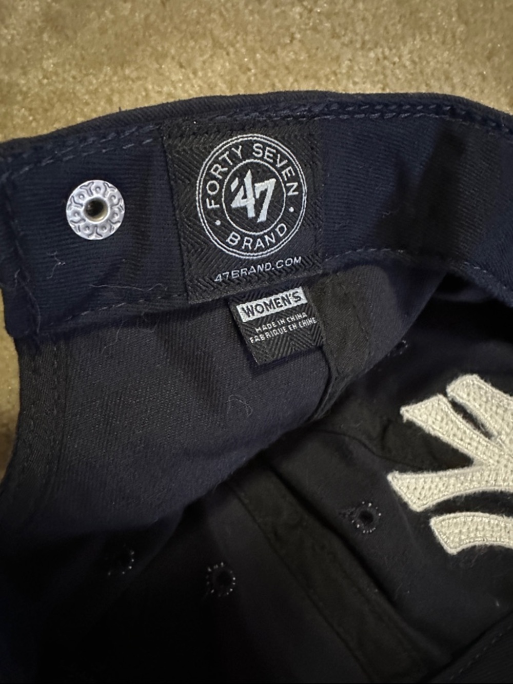 ‘47 Brand New York Yankees Black Cap with Sequin Logo - Picture 2 of 3